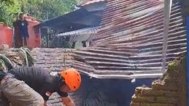 Hujan deras berbarengan angin kencang rusak rumah di Barru, Selasa (11/2/2025), akibat tertimpa pohon di Dusun Butung, Tanete Rilau