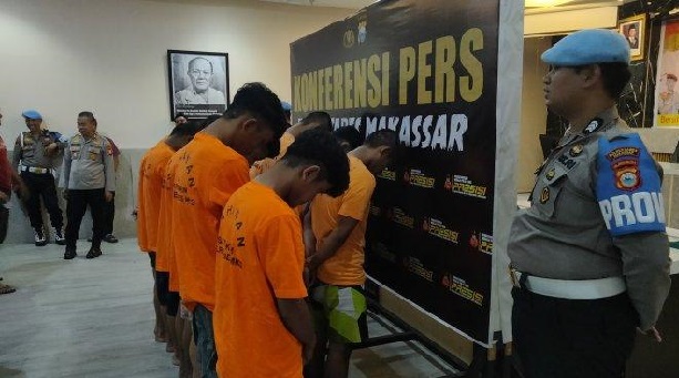 Polisi tangkap 27 pelaku teror busur yang meresahkan warga Makassar, terdiri dari 14 orang dewasa dan 13 anak di bawah umur.
