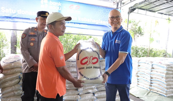 PT Bank Jasa Jakarta salurkan 16 ton beras kepada 647keluarga di RW 03, Roa Malaka, Jakarta Barat, Sabtu 15 Maret 2025