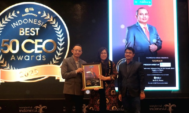 Siswadi, CEO FIFGROUP terima Award Indonesia Best 50 CEO 2025 sebagai salah satu dari 50 CEO terbaik versi The Iconomics Media.