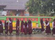 Berhujan-Hujan Sambut Bupati Murid Sekolah Sakit