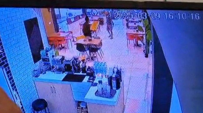 Viral Pria Berparang Serang Kafe