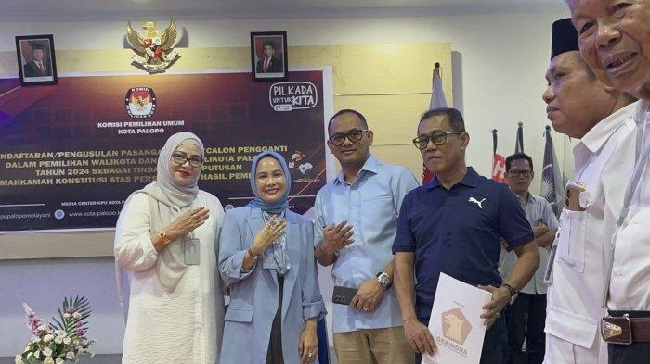 Pasangan Naili - Akhmad daftar Calon Wali Kota Palopo di Kantor Komisi Pemilihan Umum (KPU) Palopo, Senin (10/3/2025)