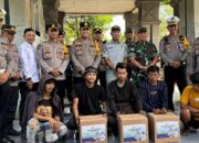 Kapolres Bersama Dandim Gowa Berbagi Paket Lebaran Kepada Pengamen