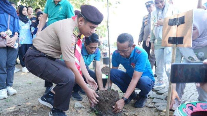 Memeriahkan Hari Bumi 2025, Pemerintah Kabupaten Sinjai tanam 3.335 pohon di sejumlah titik. Mulai di halaman SMAN 5 Sinjai