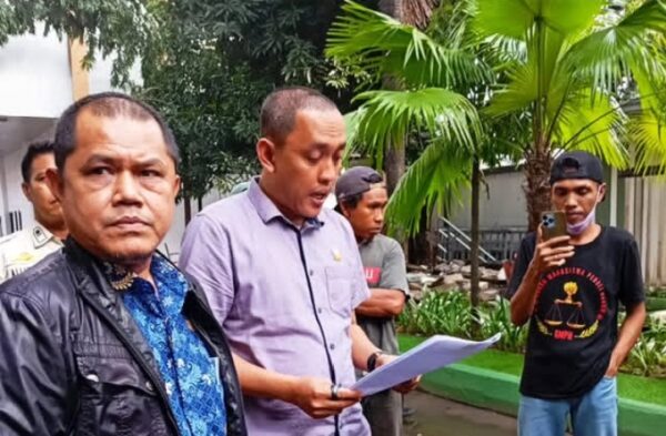 Anggota DPRD Makassar terima aspirasi mahasiswa terkait parkir liar i Kota Makassar, Jumat, 17 Januari 2026.