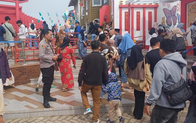 Personel Polres Gowa amankan sejumlah objek wisata agar tetap kondusif selama libuan Idulfitri 1446 Hijriah, Sabtu (5/4/2025).