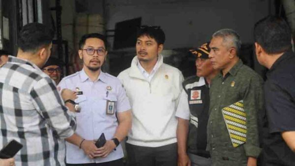 Langgar aturan, Komisi A DPRD Kota Makassar inspeksi ke gudang plastik milik Toko Indah yang berlokasi di Jalan Cakalang, Makassar