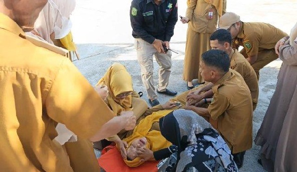 Lima Aparatur Sipil Negara (ASN) termasuk ajudan Bupati Takalar pingsan saat apel pagi, Senin (26/5/2025) di lapangan upacara kantr bupati