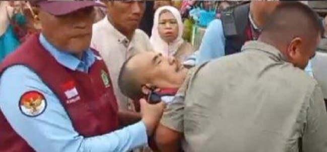 Sejumlah pengantar JCH Gowa pingsan saat pelepasan ratusan Jamaah Calon Haji di Masjid Agung Syekh Yusuf Jl Masjid Raya Sungguminasa