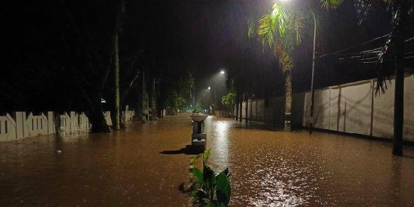 Intensitas hujan yang mengguyur sejak pagi menyebabkan Sinjai banjir, Rabu (21/5/2025) dini hari menyebabkan arus lalu lintas lumpuh