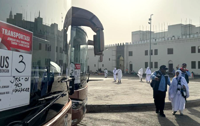 Di Bir Ali, jemaah haji lanjut usia (lansia) dan berisiko tinggi (risti) tetap berada dalam bus. Petugas haji akan memandu membacakan lafadz
