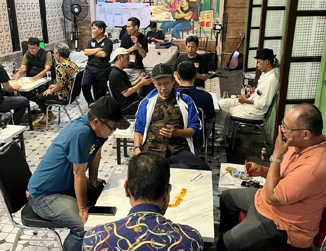 Tim Angkatan 85 Juara 1 Turnamen Domino Seri-1 Alumni SMANSA Makassar, di Kedai 168 Jl Toddopuli Raya, Makassar.