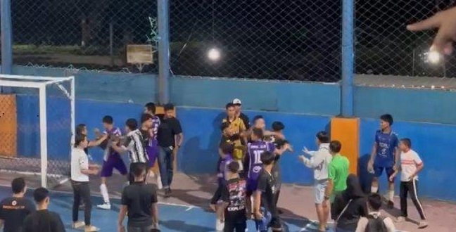 Turnamen Spensa Masseddi Futsal Competition II ricuh, pemain dan penonton bentrok di turnamen futsal Sinjai.