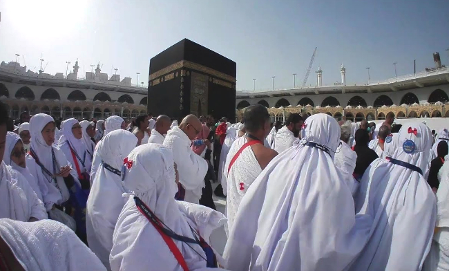 Jemaah haji perempuan yang sedang haid (menstruasi) tetap sah melaksanakan wukuf dan tawaf, kecuali tawaf harus menanggung tawaf ifadah.