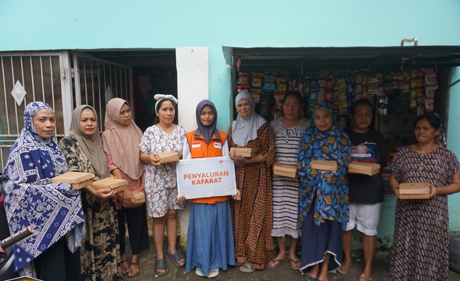 Rumah Zakat salurkan makanan kafarat sebanyak 100 paket di Kampung Tupabbiring, Jl Urip Sumoharjo, Makassar.