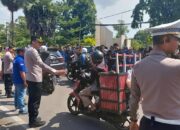 Kapolres Gowa Bagikan Bunga Kepada Pengendara