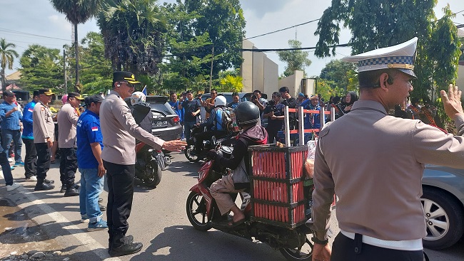 Kapolres Gowa bagikan bunga kepada pengendara di momentum peringatan Hari Buruh Internasional, 1 Mei 2025 di depan Balla Lompoa Gowa