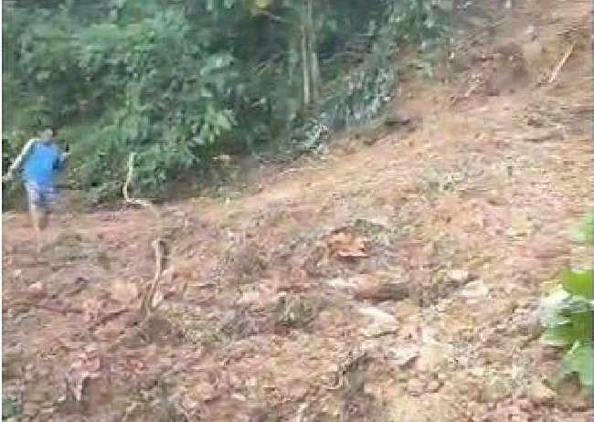 Dampak bencana longsor dan banjir Kecamatan Bua Luwu isolir dua desa karena akses jalan tertutup material longsor