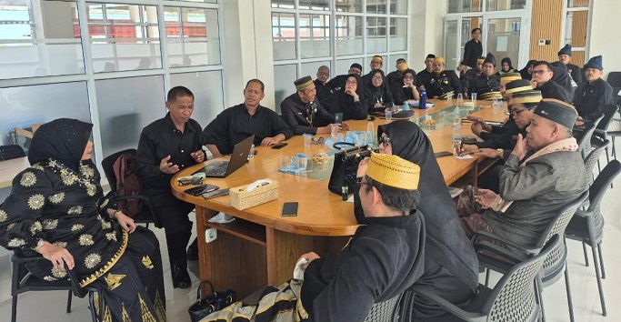 Memanfaatkan momen Hari Pendidikan Nasional, 2 Mei 2025, PGRI Bulukumba rapat konsolidasi perdana di Gedung Menara Pinisi