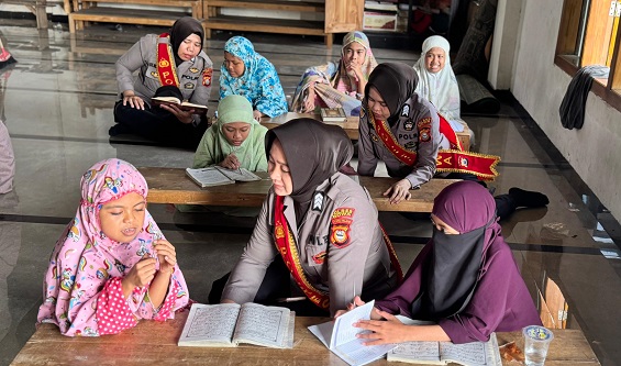 Polwan Polres Gowa Jadi Guru Mengaji