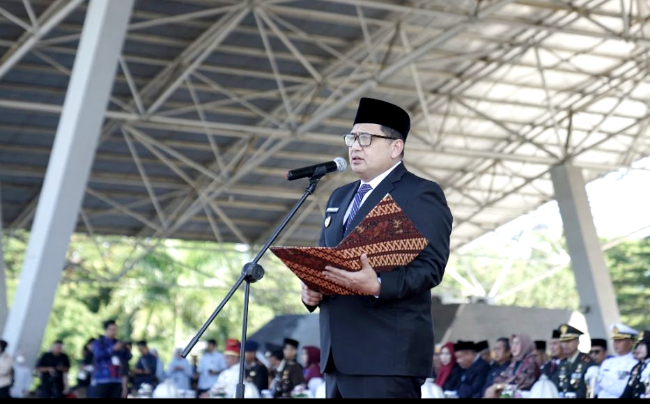 Di peringatan Hardiknas, Wali Kota Makassar Appi larang pungutan uang perpisahan dan memberikan sesuatu kepada sekolah.