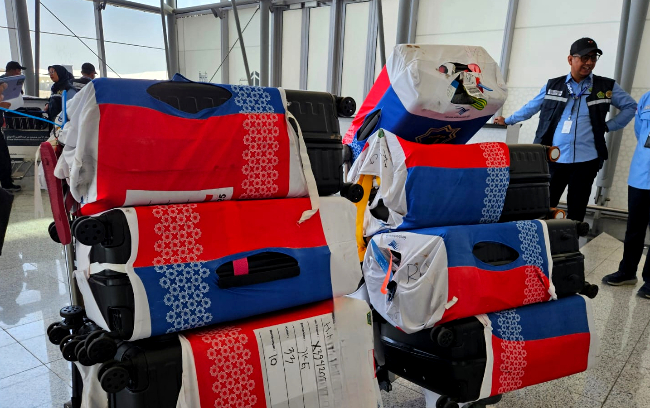 Petugas Bea Cukai sita 1000 bungkus rokok di dalam bagasi jemaah haji Indonesia, di Bandara Amir Abdul Aziz, Madina.