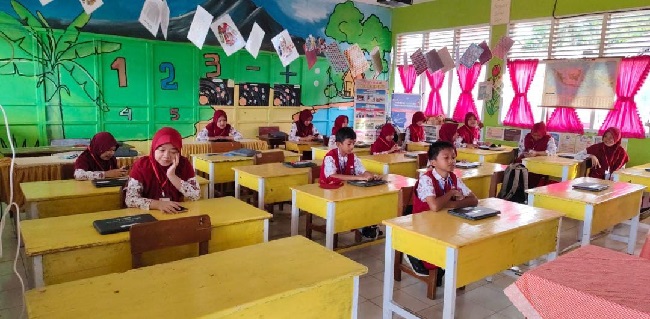 Siswa kelas 6 SD Sinjai ujian serentak mulai, Rabu (14/5/2025). Ujian sekolah tersebut berbasis Chromebook.