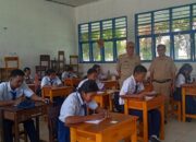 Camat Tomoni Timur Pantau UAS SD Dan SMP