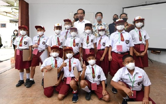 Plt Kepala Dinas Pendidikan Makassar Andi Bukti Djufrie mengatakan, Program Seragam Sekolah Gratis libatkan 500 penjahit pelaku UMKM