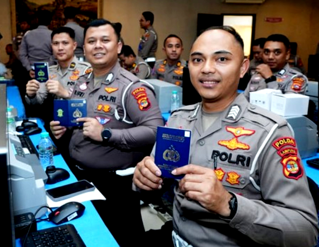 BPKB elektronik mulai berlaku. Jika membeli mobil, Buku Pemilik Kendaraan Bermotor (BPKB-nya) sudah terbit dalam versi elektronik (e-BPKB).
