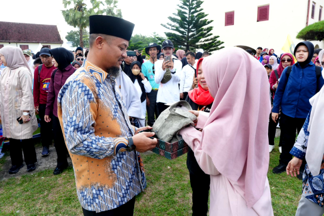 Sekolah Luar Biasa di Sulsel Terima Bantuan Rp 1 Juta Per Siswa diberikan Pemerintah Provinsi Sulawesi Selatan
