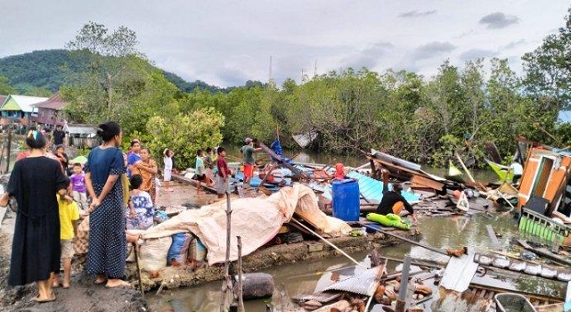 Puluhan warga terdampak angin puting beliung di Luwu, mereka tinggal di tujuh rumah rusak parah. Meski demikian tak ada korban jiwa