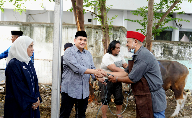 6.432 Ekor Hewan Kurban di Makassar, Pemkot Bagikan Daging untuk Petugas kebersihan di lingkungan Pemko Makassar.