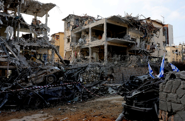 Serangan Balasan Iran, Warga Tewas, Bangunan Porak-poranda dilakukan pasukan Garda Revolusi Iran ke Israel Sabtu dini hari