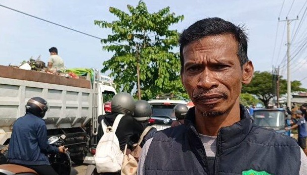 Kepala Desa Moncongloe Maros pimpin demo pembuangan sampah secara sembarangan dengan cara memblokade jalan