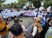 Massa Serbu Mapolrestabes Makassar