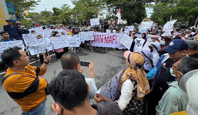 Massa Serbu Mapolrestabes Makassar