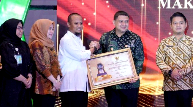Pemprov Serahkan Paritrana Award Sulsel, Ini Juara Kabupaten/Kota yang diserahkan Gubernur Sulsel Andi Sudirman Sulaiman