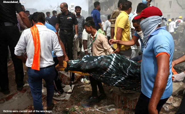 Pesawat Air India Bawa 242 Penumpang Jatuh di Pemukiman