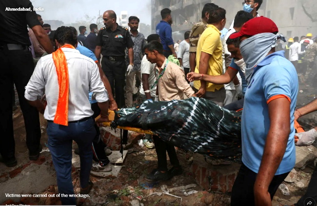 Pesawat Air India Bawa 242 Penumpang Jatuh di Pemukiman tepat di asrama mahasiswa, yang terbang dari Ahmedabad tujuan London.