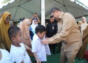 Munafri Serahkan Seragam Sekolah Gratis Di SD Lariangbangi
