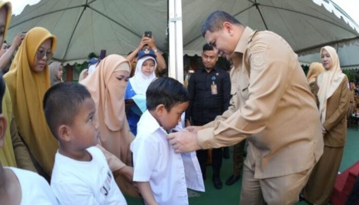 Munafri Serahkan Seragam Sekolah Gratis Di SD Lariangbangi
