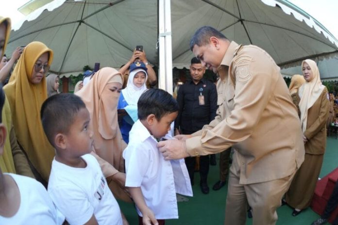 Wali Kota Makasar Munafri serahkan serahkan seragam sekolah gratis di SD Lariangbangi Makassar dan SMPn 46 Makassar.