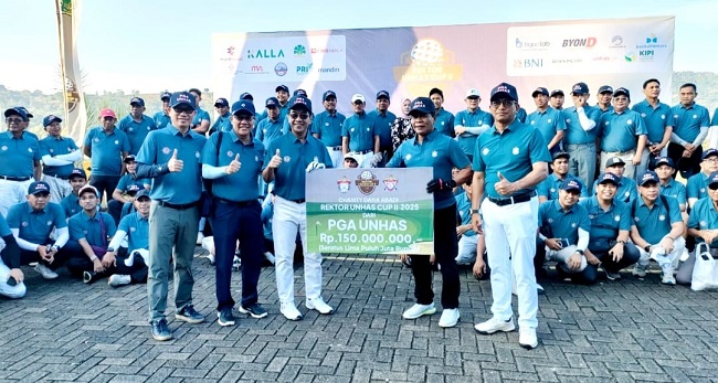 Gubernur Kaltara serahkan Rp150 juta dana abadi untuk Unhas pada Turnamen Golf Rektor Unhas Cup II 2025, Minggu(27/7/2025)