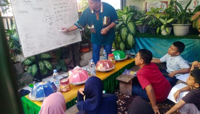 Anak-anak K-Apel Belajar Bahasa Inggris Langsung dari Rektor Kampus Lorong K-apel