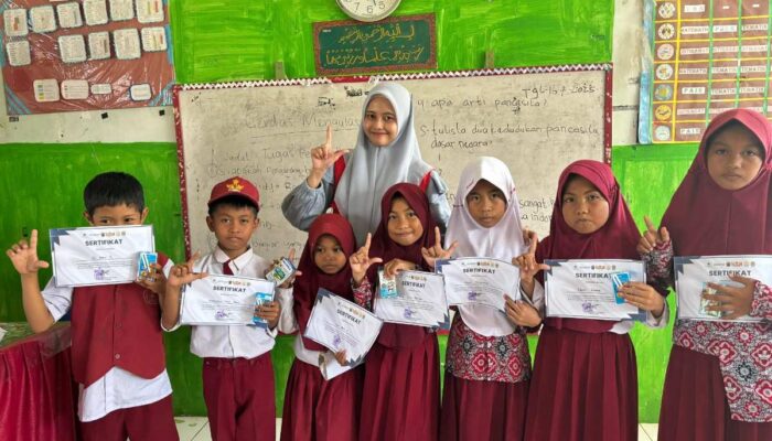 Cerdas Mengulas Buku: Mahasiswa KKN UNHAS Ajak Siswa SD di Gunung Silanu Gemar Membaca