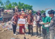 Rumah Zakat Sulsel Berbagi Makanan Keluarga pada Pemulung