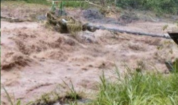 Jembatan gantung ARA Sinjai putus akibat terjangan air sungai yang meluap, Sabtu (5/7/2025). Jembatan itu mulai beroperasi tahun 2023