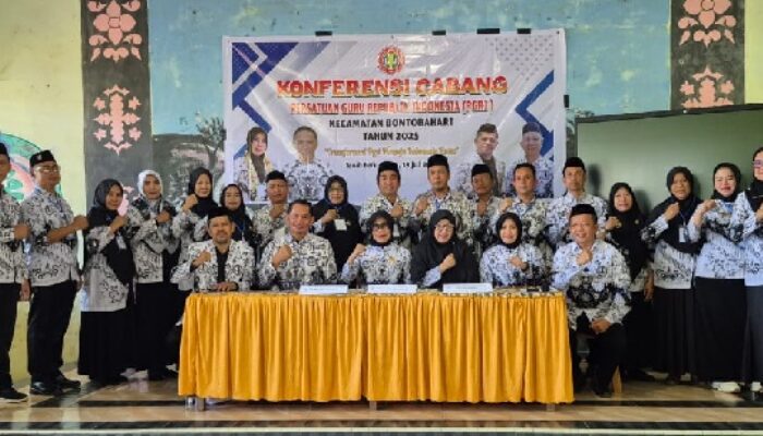 Hamrina Andi Muri Minta Anggota PGRI Cabang Bontobahari Bertransformasi